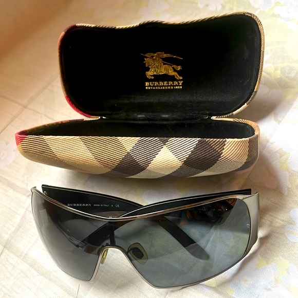 Burberry sunglasses 🕶️